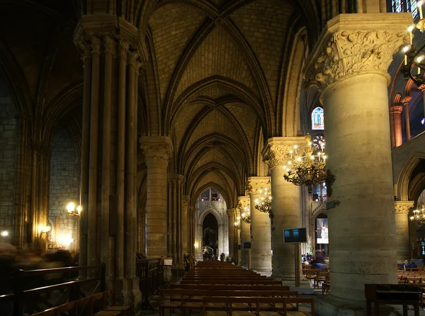 内部的巴黎圣母院巴黎，法国 — 图库照片