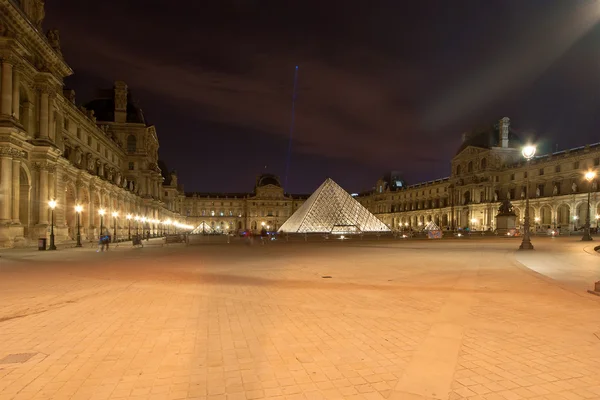 Louvre, Pirámide, que se completó en 1989 (de noche), Francia — Foto de Stock