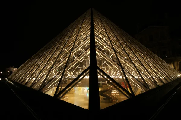Louvre, Pirámide, que se completó en 1989 (de noche), Francia —  Fotos de Stock