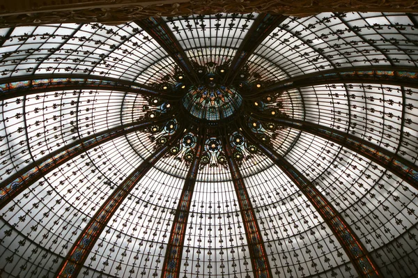 Plafond du centre commercial de luxe Lafayette à Paris — Photo