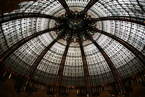 Techo del centro comercial de lujo Lafayette en París — Foto de Stock