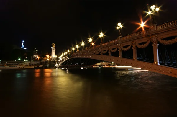 Η γέφυρα του Αλεξάνδρου ΙΙΙ τη νύχτα - Παρίσι, Γαλλία — Φωτογραφία Αρχείου
