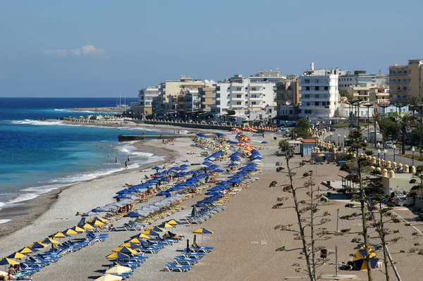 La plage et la côte de la ville de Rhodes — Photo