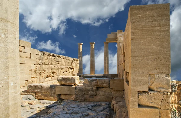 Gedeeltelijk herbouwd tempel van athena lindia, Rhodos Eiland, Griekenland — Stockfoto