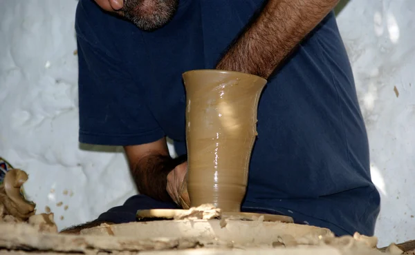 Künstler gestaltet Vase auf Töpferscheibe — Stockfoto