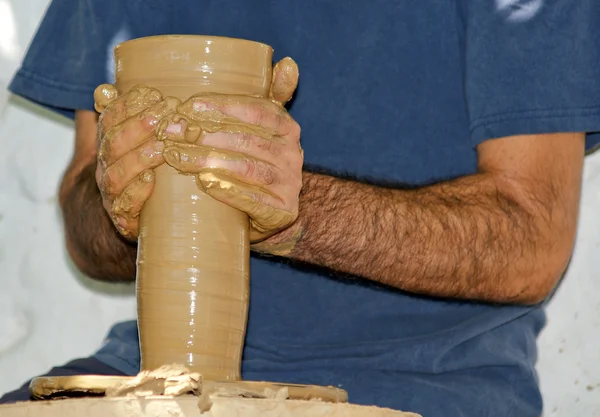 Artiste façonnant un vase sur une roue de poterie — Photo