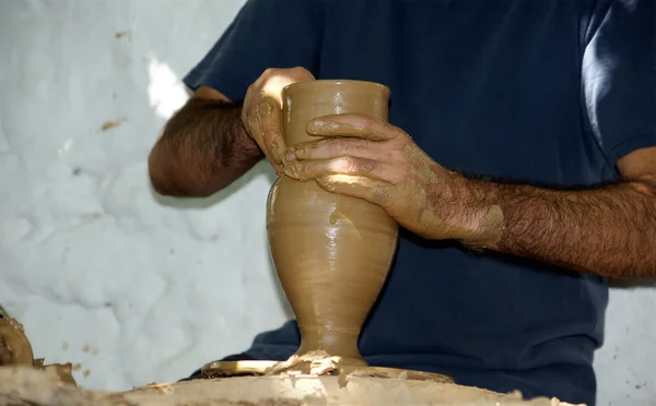 Artist shaping a vase on a pottery wheel — Stock Photo, Image