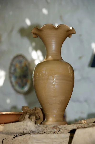 E 'il grezzo, dal vasaio modellato terracotta — Foto Stock