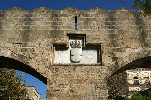 Středověké městské hradby v městě Rhodos, Řecko — Stock fotografie