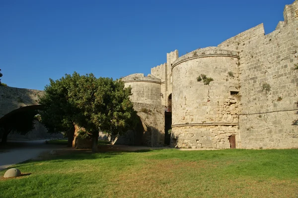 Middeleeuwse stadsmuren in Rhodos, Griekenland — Stockfoto