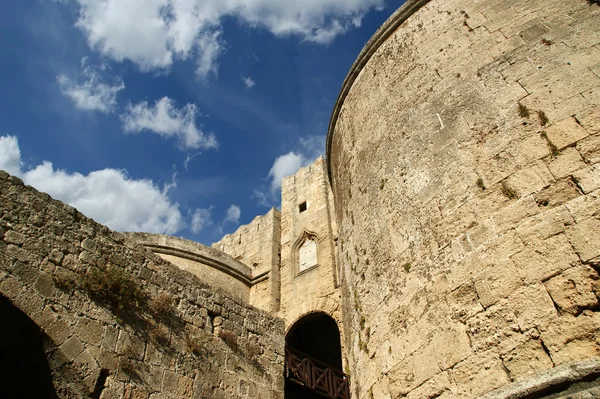 Středověké městské hradby v městě Rhodos, Řecko — Stock fotografie