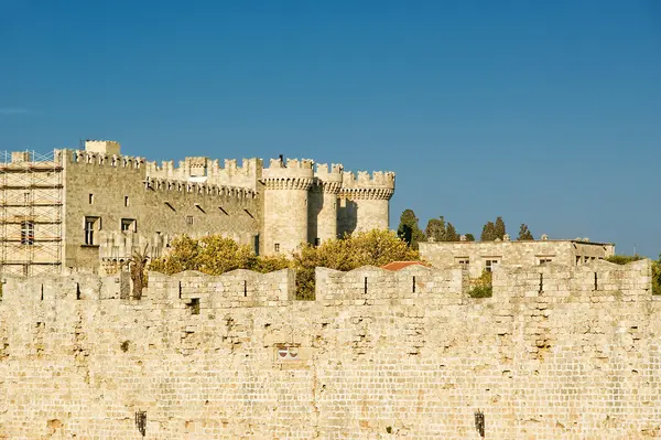 Medieval city walls in Rhodes town, Greece — Stock Photo, Image