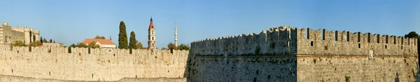 Mura medievali della città di Rodi (panorama), Grecia — Foto Stock
