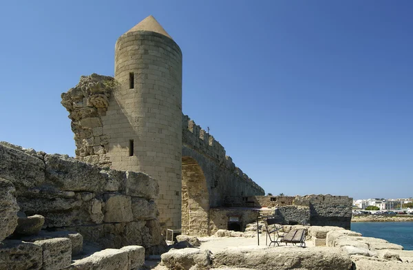 Remparts médiévaux dans la ville de Rhodes, Grèce — Photo