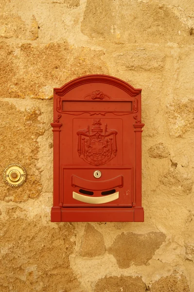 Boîte aux lettres rouge sur la porte d'entrée de la maison — Photo