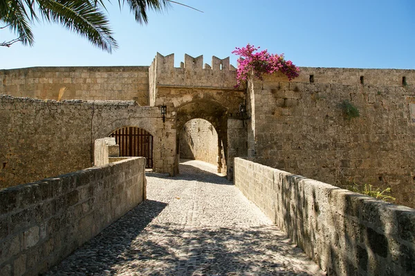 Remparts médiévaux dans la ville de Rhodes, Grèce — Photo
