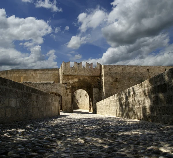 Remparts médiévaux dans la ville de Rhodes, Grèce — Photo