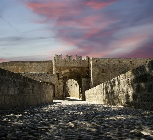 ギリシャのロードス島町の中世の市街壁 — ストック写真