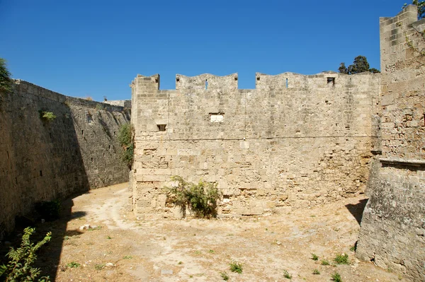 Middeleeuwse stadsmuren in Rhodos, Griekenland — Stockfoto