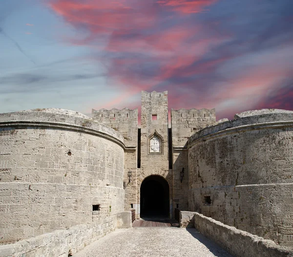 Medieval city walls in Rhodes town, Greece — Stock Photo, Image