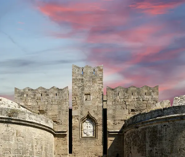 Medieval city walls in Rhodes town, Greece — Stock Photo, Image