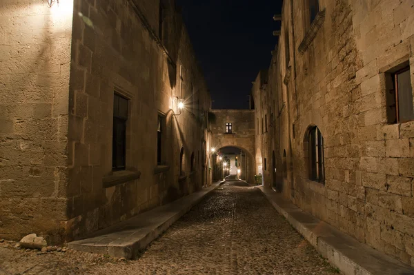 Avenida Medieval de los Caballeros por la noche, Ciudadela de Rodas — Foto de Stock