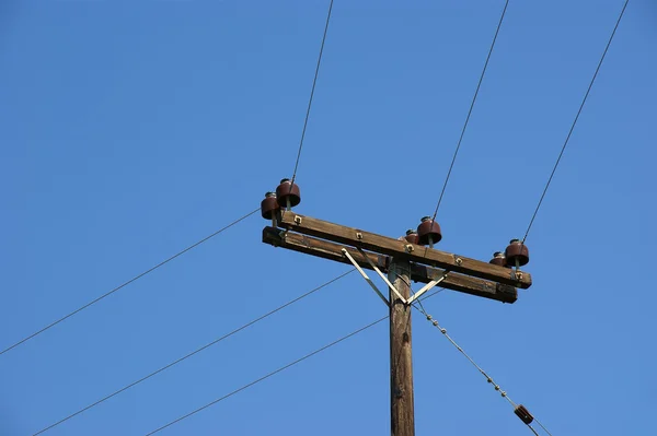 Linha de energia contra o céu azul . — Fotografia de Stock