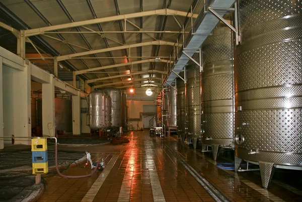 一排的发酵罐内一个现代酿酒厂 — 图库照片