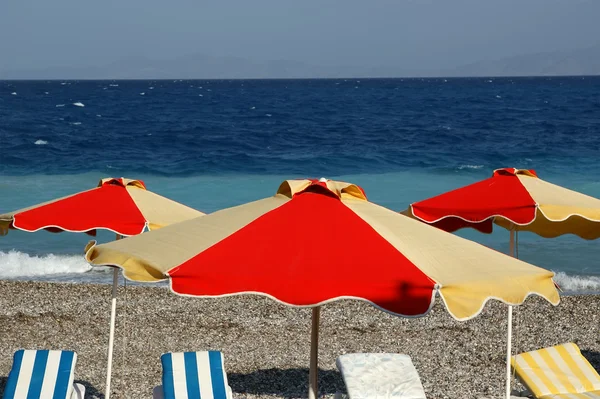 Parasols op het strand — Stockfoto