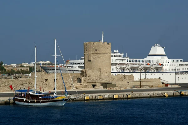 Vue de la ville médiévale de Rhodes depuis la mer — Photo