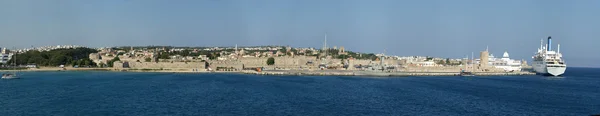 Utsikt över den medeltida staden Rhodos från havet — Stockfoto