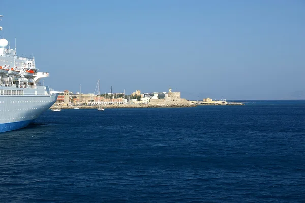Widok na średniowieczne miasto Rodos z morza — Zdjęcie stockowe