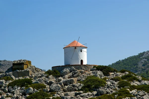 Antiguo molino de viento en la orilla de una de las islas griegas —  Fotos de Stock