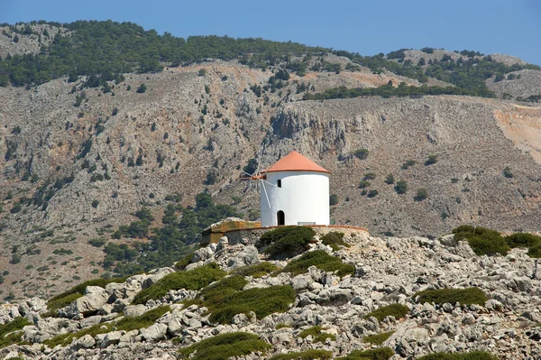 ギリシャの島々 の海岸に古い風車 — ストック写真