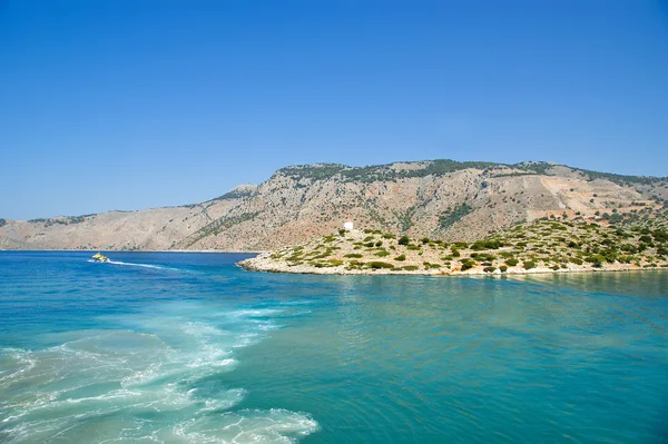 Vanha tuulimylly yhden Kreikan saaren rannalla — kuvapankkivalokuva