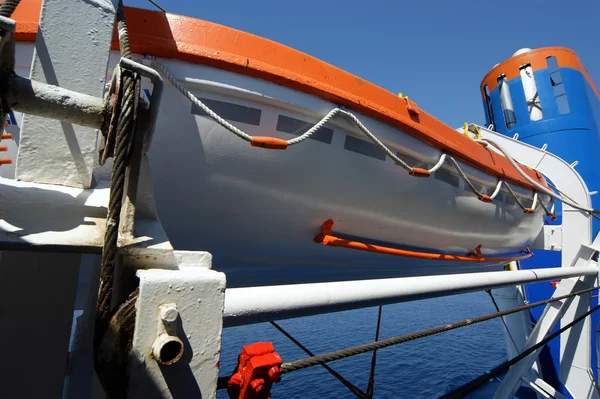 Botes salvavidas en un gran buque de pasajeros — Foto de Stock