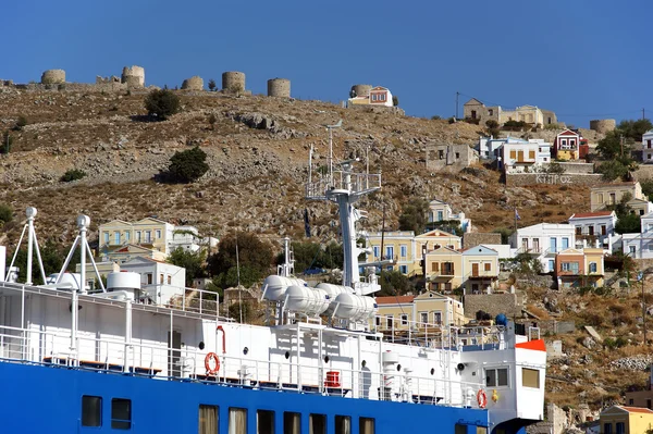 Symi wieś na wyspie Symi w pobliżu wyspy Rodos (Grecja) — Zdjęcie stockowe