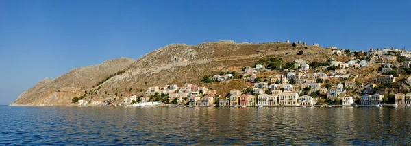 Symi pueblo en la isla de Symi cerca de la isla de Rodas (Grecia ) — Foto de Stock