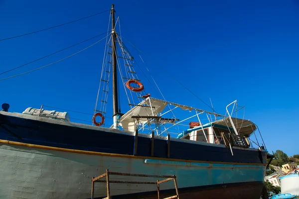 Stary drewniany statek odrestaurowany w suchym doku — Zdjęcie stockowe