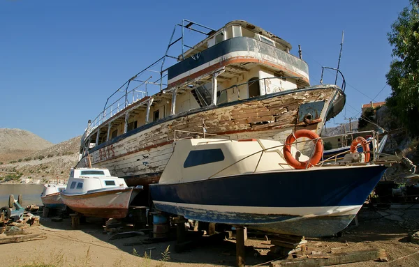 Stary drewniany statek odrestaurowany w suchym doku — Zdjęcie stockowe