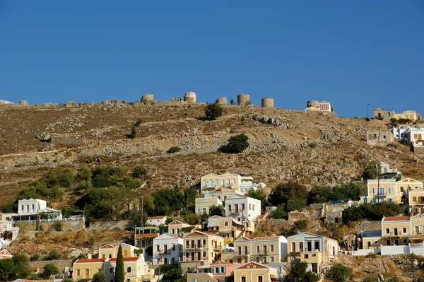 Symi wieś na wyspie Symi w pobliżu wyspy Rodos (Grecja) — Zdjęcie stockowe