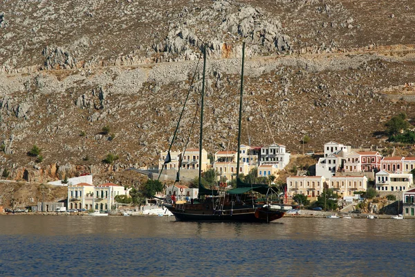 Symi villaggio sull'isola di Symi vicino all'isola di Rodi (Grecia ) — Foto Stock