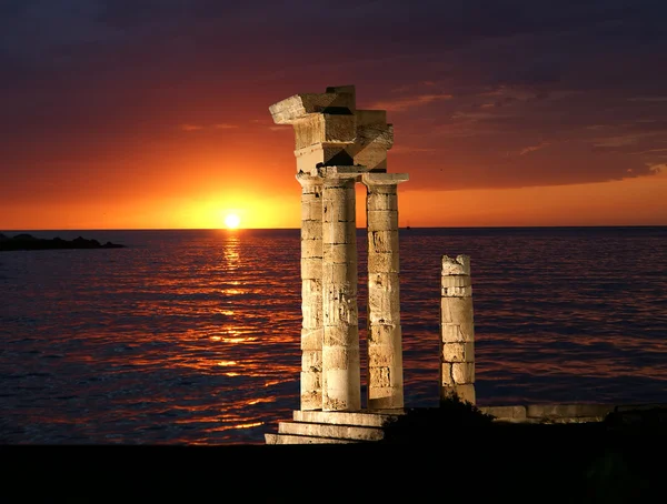 Tempel van Apollo in het acropolis van Rhodos in de nacht, Griekenland — Stockfoto