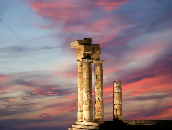 在晚上，希腊的罗得岛卫城的阿波罗神庙 — 图库照片
