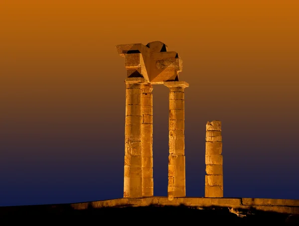 Templo de Apolo en la Acrópolis de Rodas en la noche, Grecia —  Fotos de Stock