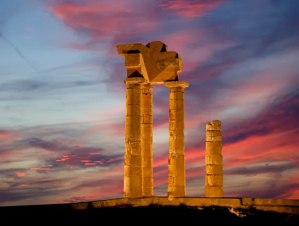 Tempel van Apollo in het acropolis van Rhodos in de nacht, Griekenland — Stockfoto