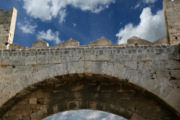 Medieval city walls in Rhodes town, Greece — Stock Photo, Image