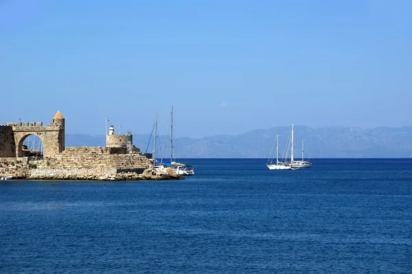 Middeleeuwse stadsmuren in Rhodos, Griekenland — Stockfoto