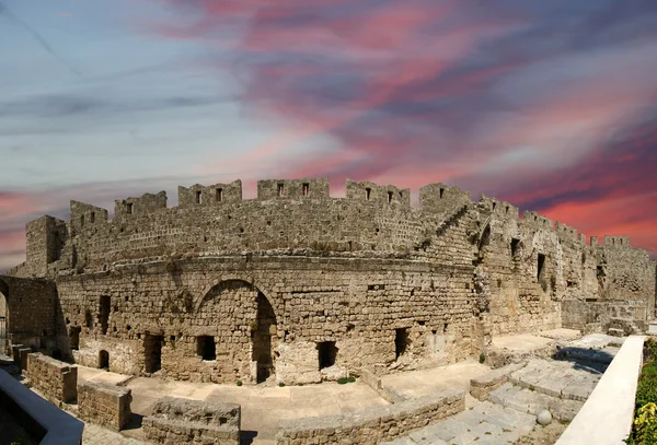 Средневековые городские стены в Родосе, Греция — стоковое фото