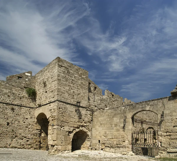 Středověké městské hradby v městě Rhodos, Řecko — Stock fotografie